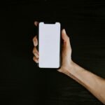 استخدام الهاتف لإتمام خدمة إلكترونية