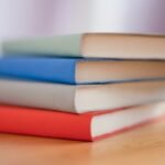 كتب ودفاتر دراسية ترمز إلى التخطيط للتخصص الجامعي