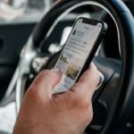 هاتف ذكي يرمز إلى استخدام الخدمات الرقمية