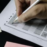 أوراق اختبار وقلم لمقال التسجيل في قياس