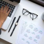 مكتب وتقويم يرمزان إلى حجز موعد لزيارة الفرع