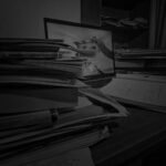 مكتب عمل يحتوي على مستندات وحاسوب يرمز إلى إصدار شهادة الأجور من التأمينات الاجتماعية