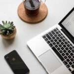 حاسوب محمول على مكتب يرمز إلى العمل الحر