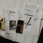 حاسوب وأوراق مالية ترمز إلى التسجيل في برنامج الدعم
