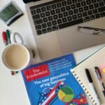 حاسوب وأدوات مكتبية ترمز إلى كشف الحساب الإلكتروني